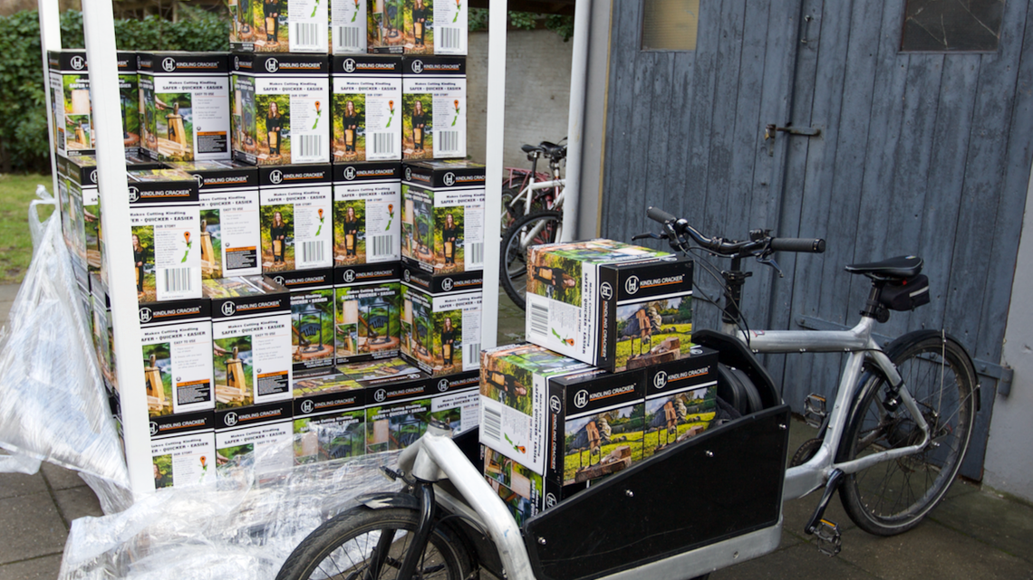 Første palle Kindling Cracker er landet i Danmark og de på vej ud til de ventende kunder
