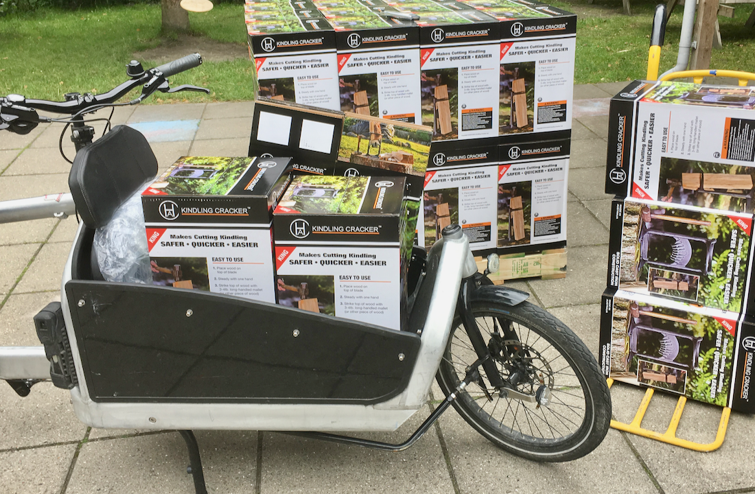 Første sending Kindling Cracker King på vej til pakkeriet på vores Bullitt budcykel